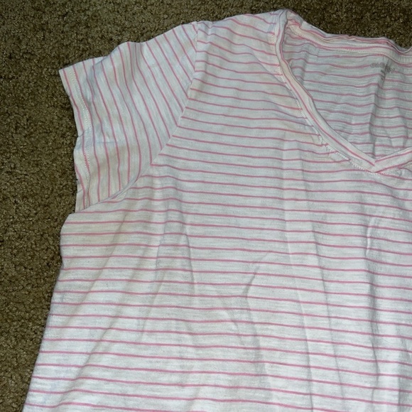 Old navy tee - Picture 2 of 6